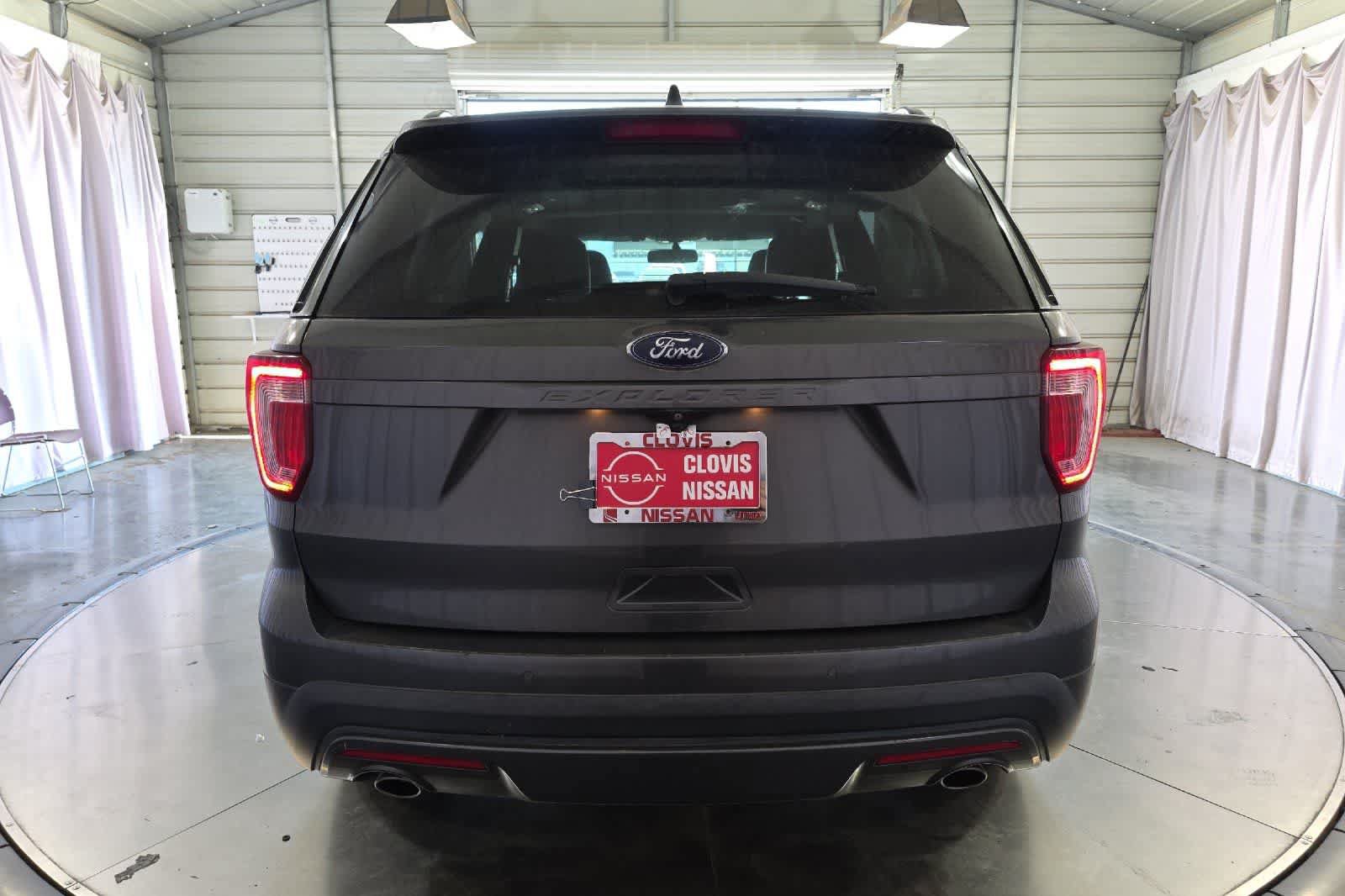 Used 2017 Ford Explorer XLT w/ Equipment Group 202A AWD/4WD image 8