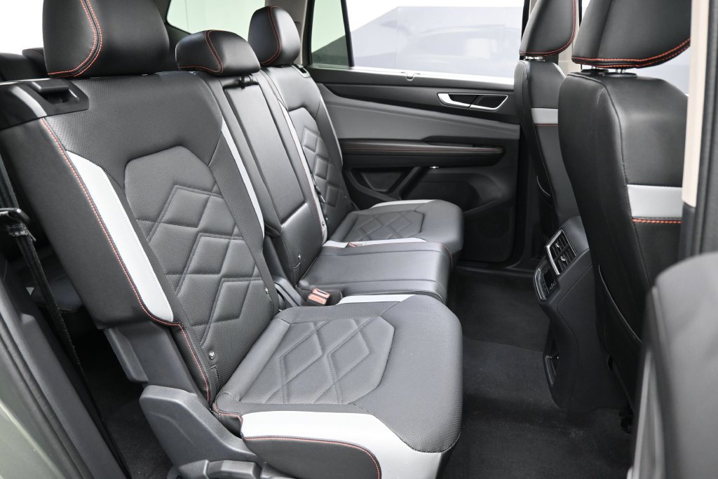 Used 2025 Volkswagen Atlas Peak Edition SE AWD/4WD image 30
