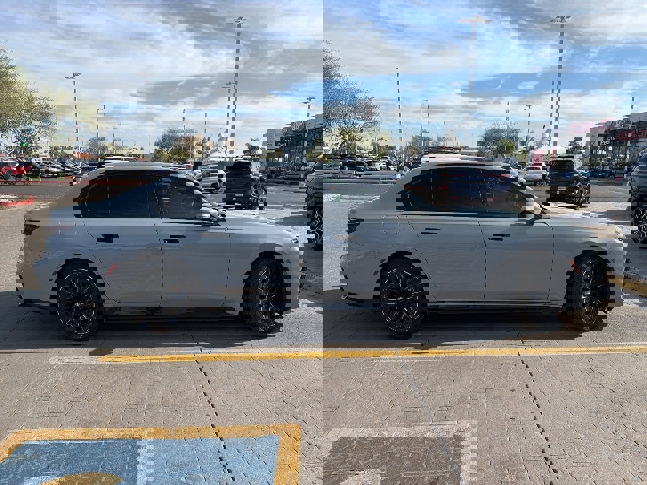 Used 2024 BMW i7 xDrive60 image 4