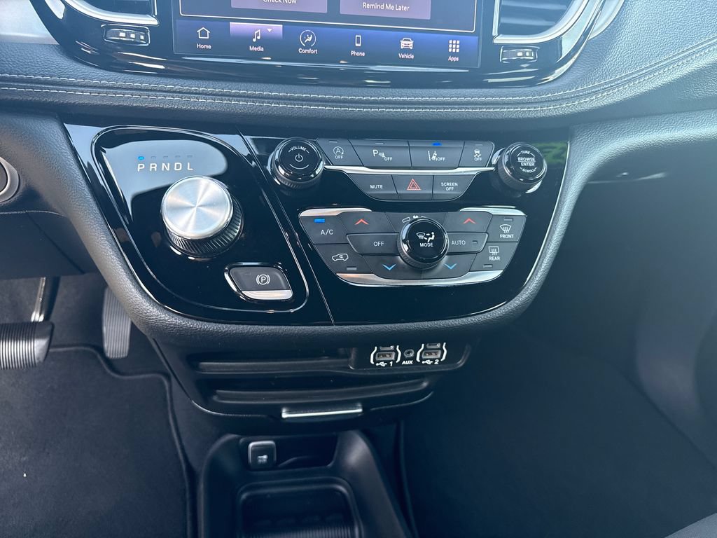 Used 2023 Chrysler Pacifica Touring FWD image 27