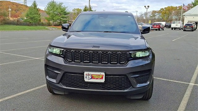 Used 2024 Jeep Grand Cherokee Altitude image 3