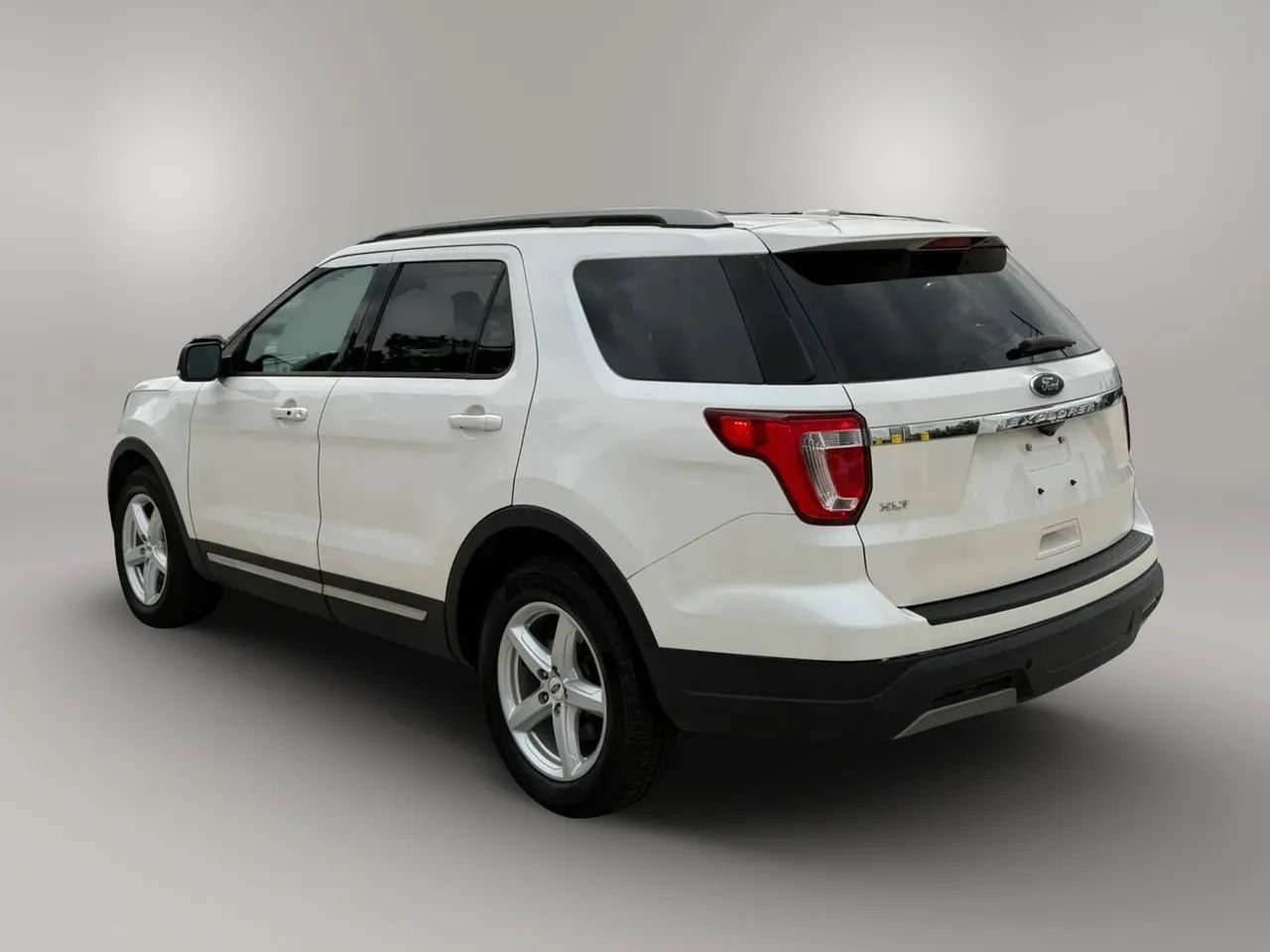 Used 2019 Ford Explorer XLT w/ Equipment Group 202A FWD image 5