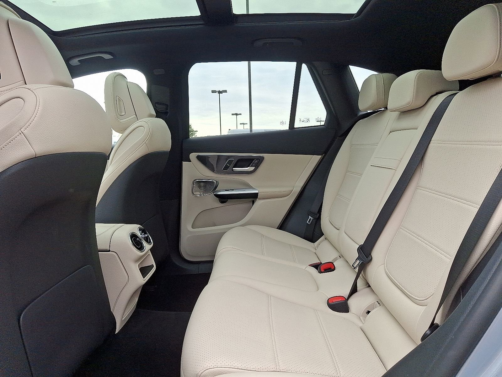 Used 2023 Mercedes-Benz GLC 300 4MATIC image 10