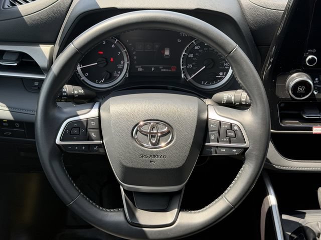 Certified 2025 Toyota Highlander LE FWD image 11