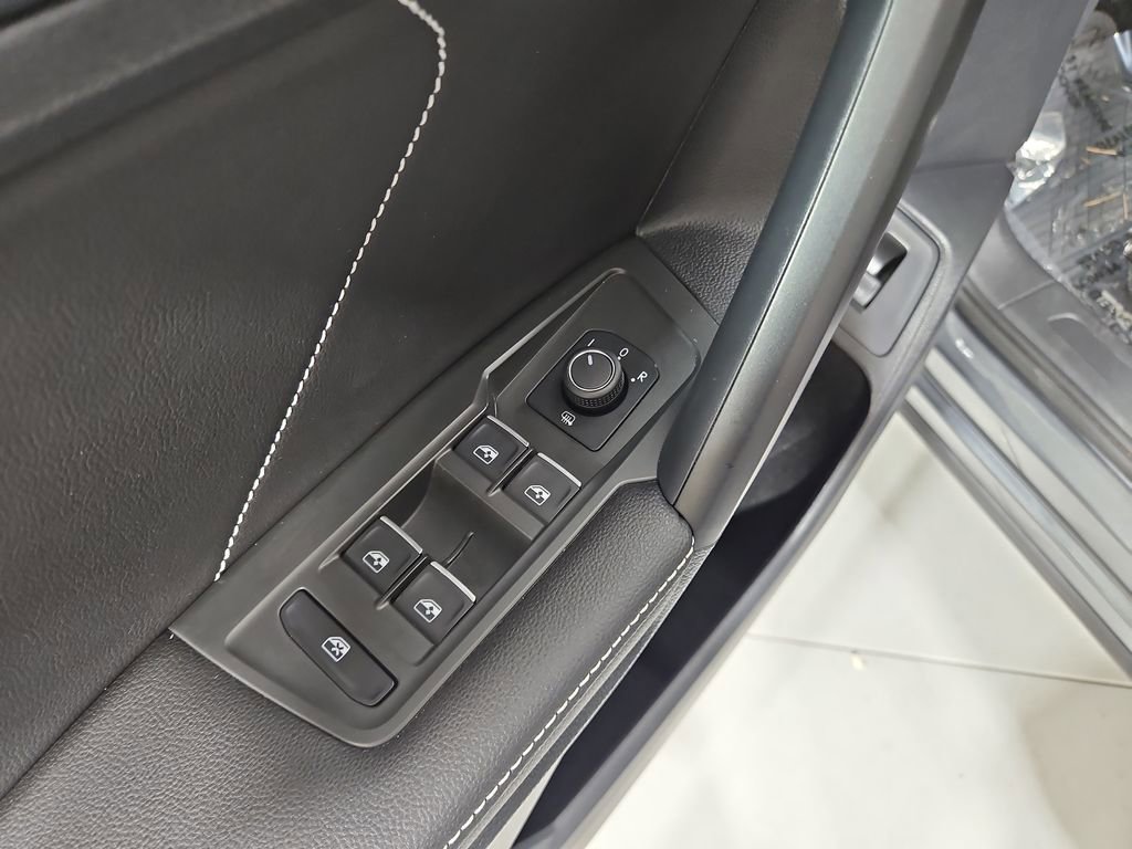 Certified 2024 Volkswagen Tiguan SE w/ Panoramic Sunroof Package image 14