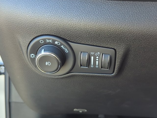 Used 2025 Jeep Compass Latitude w/ Convenience Group AWD/4WD image 21