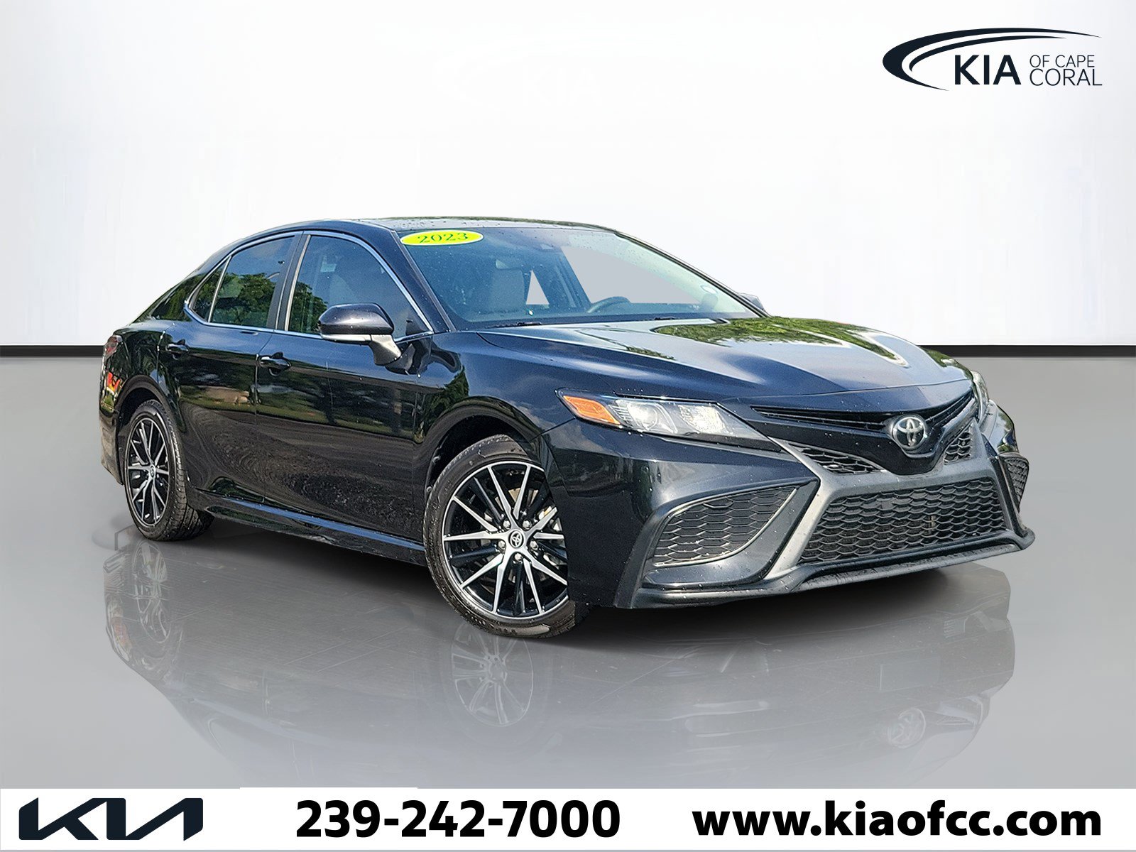 Used 2023 Toyota Camry SE FWD image 1