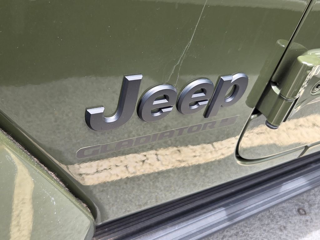 Used 2023 Jeep Gladiator Sport AWD/4WD image 7