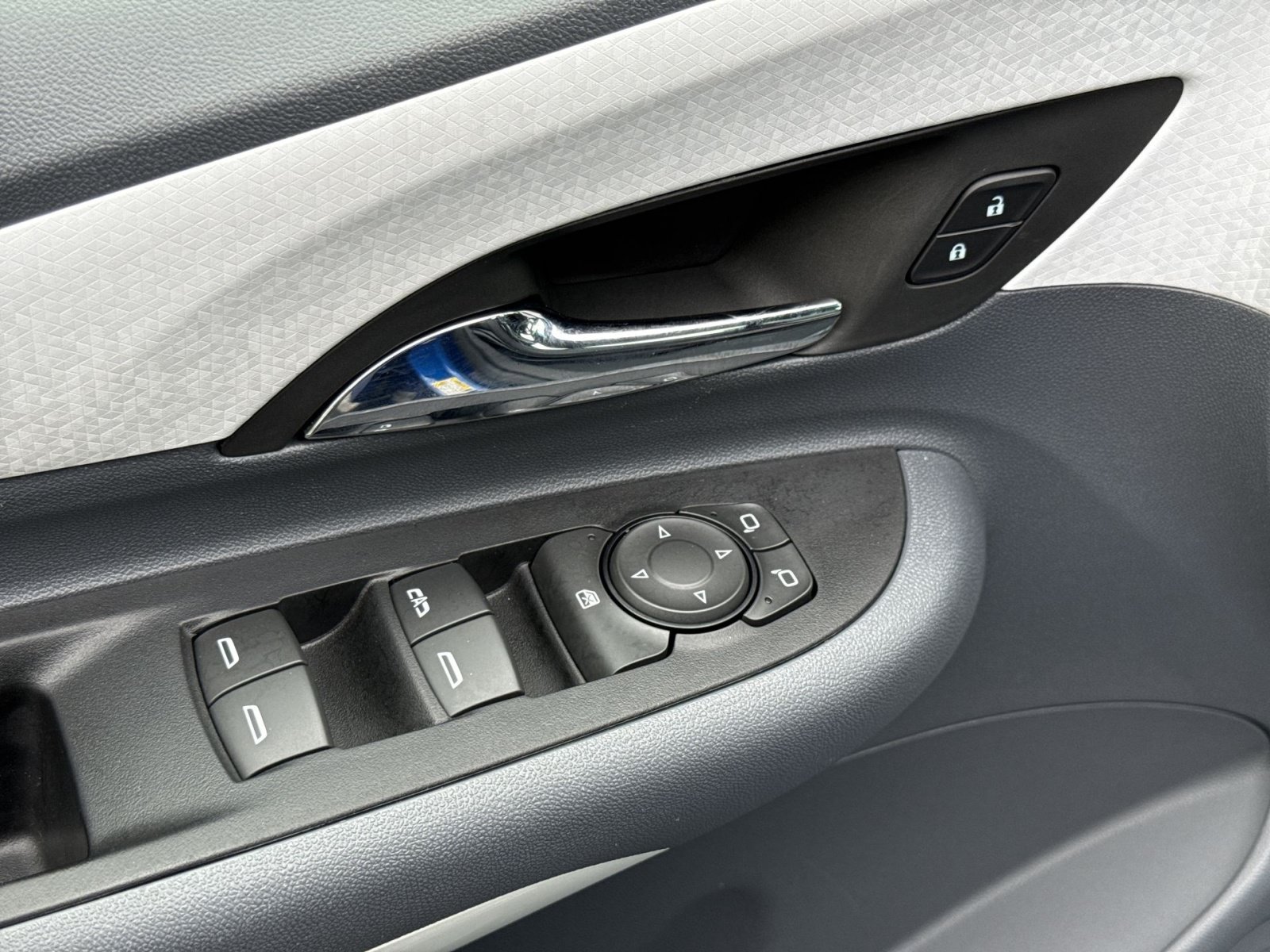 Used 2017 Chevrolet Bolt Premier FWD image 16