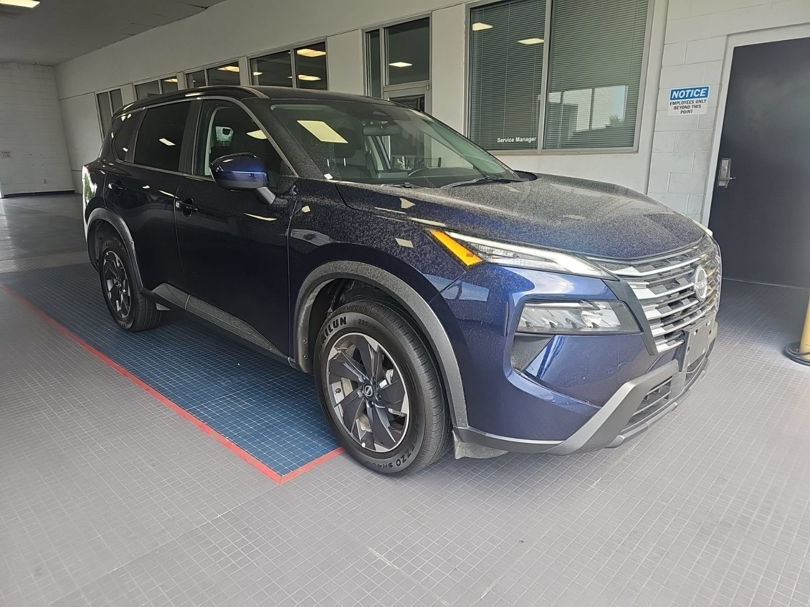 Used 2025 Nissan Rogue SV FWD image 2