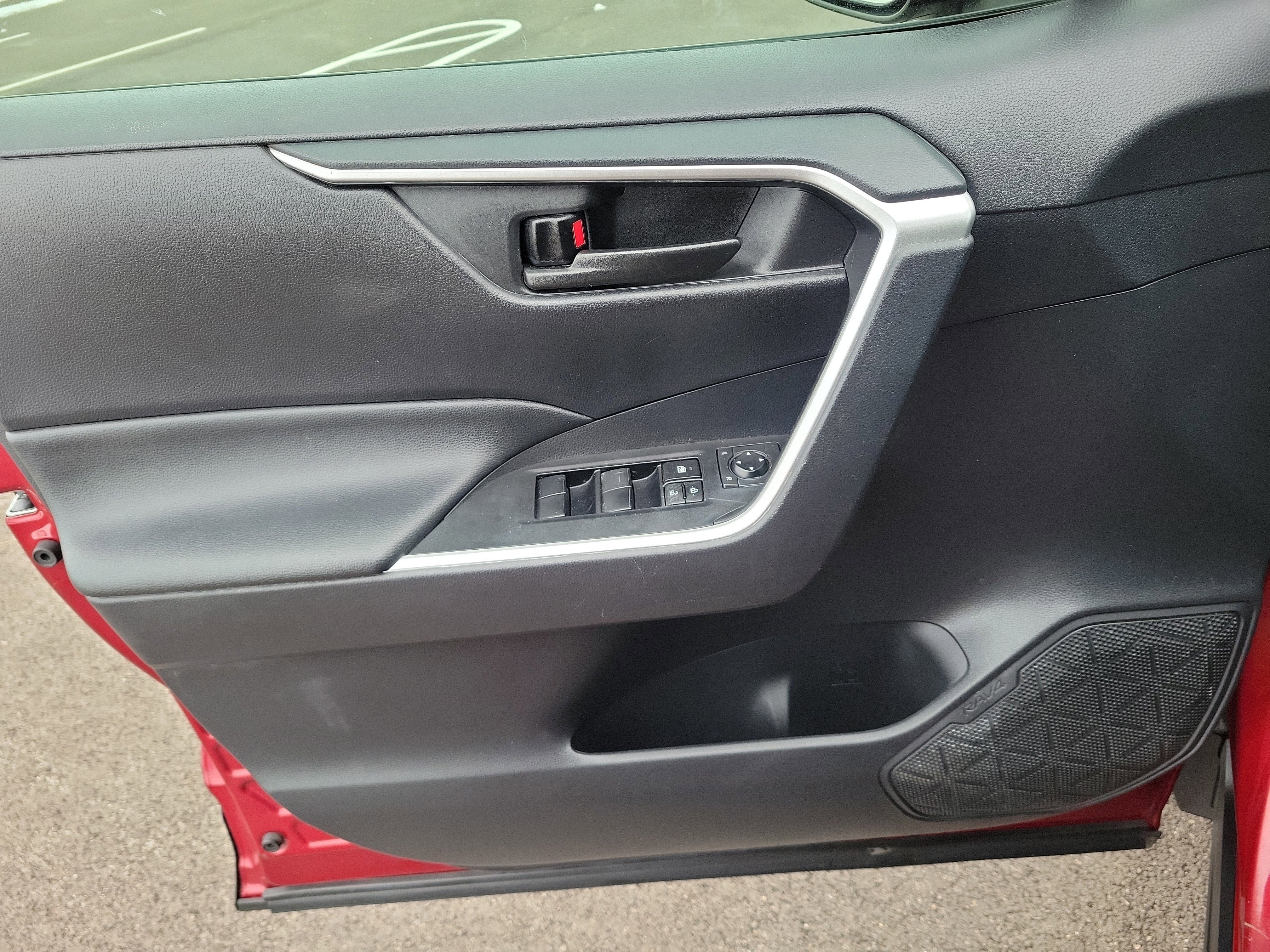 Used 2021 Toyota RAV4 LE image 17