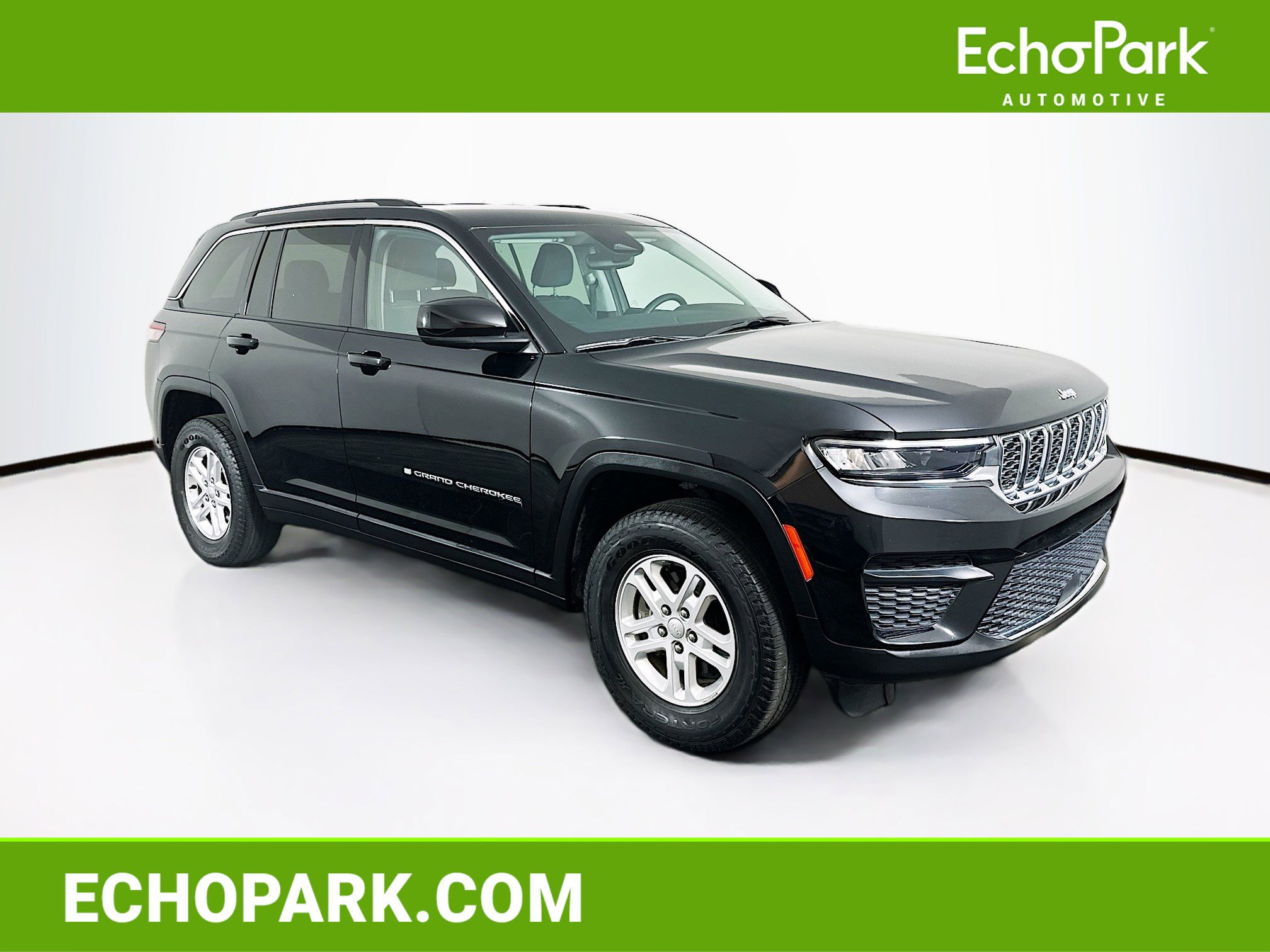 Used 2023 Jeep Grand Cherokee Laredo image 1