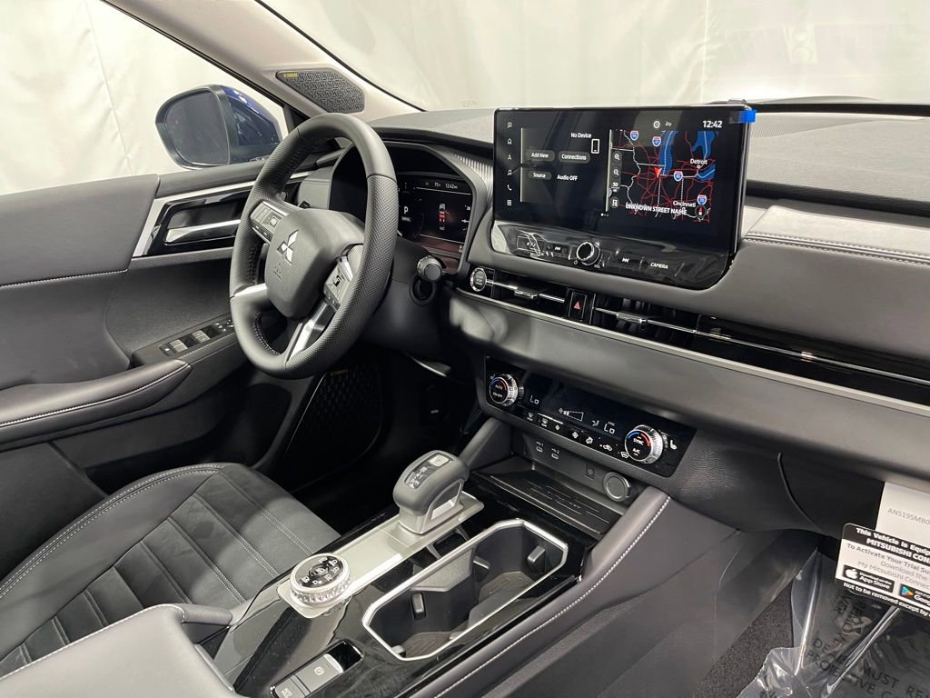 New 2025 Mitsubishi Outlander SE image 30