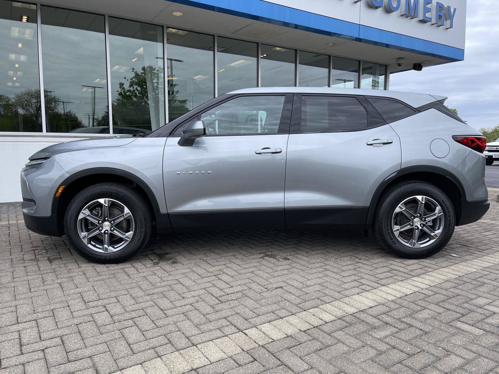 Used 2024 Chevrolet Blazer LT w/ Driver Confidence Package FWD image 2