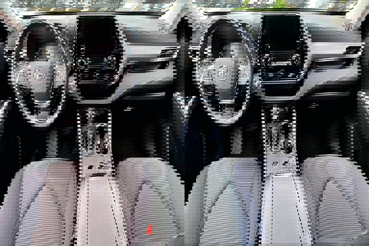 Used 2025 Toyota Highlander LE image 14