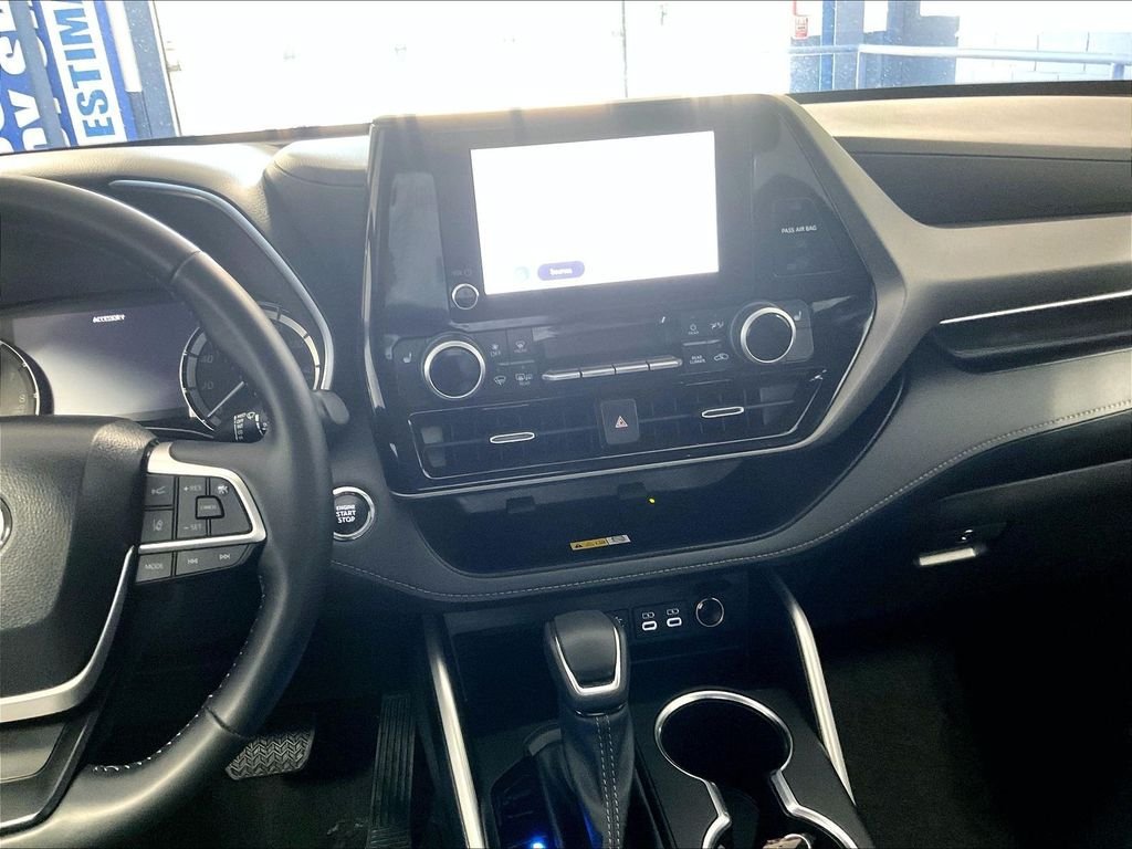 Used 2023 Toyota Highlander XLE AWD/4WD image 19