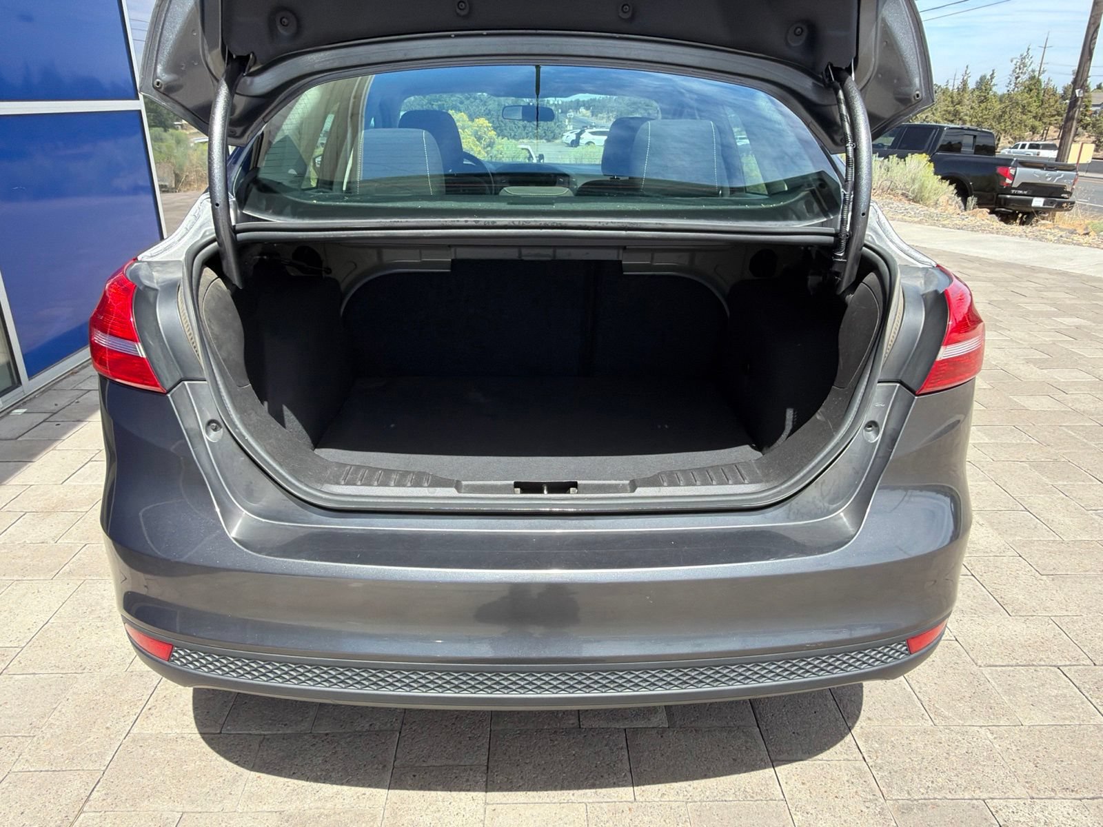 Used 2017 Ford Focus SE w/ Cold Weather Package FWD image 9