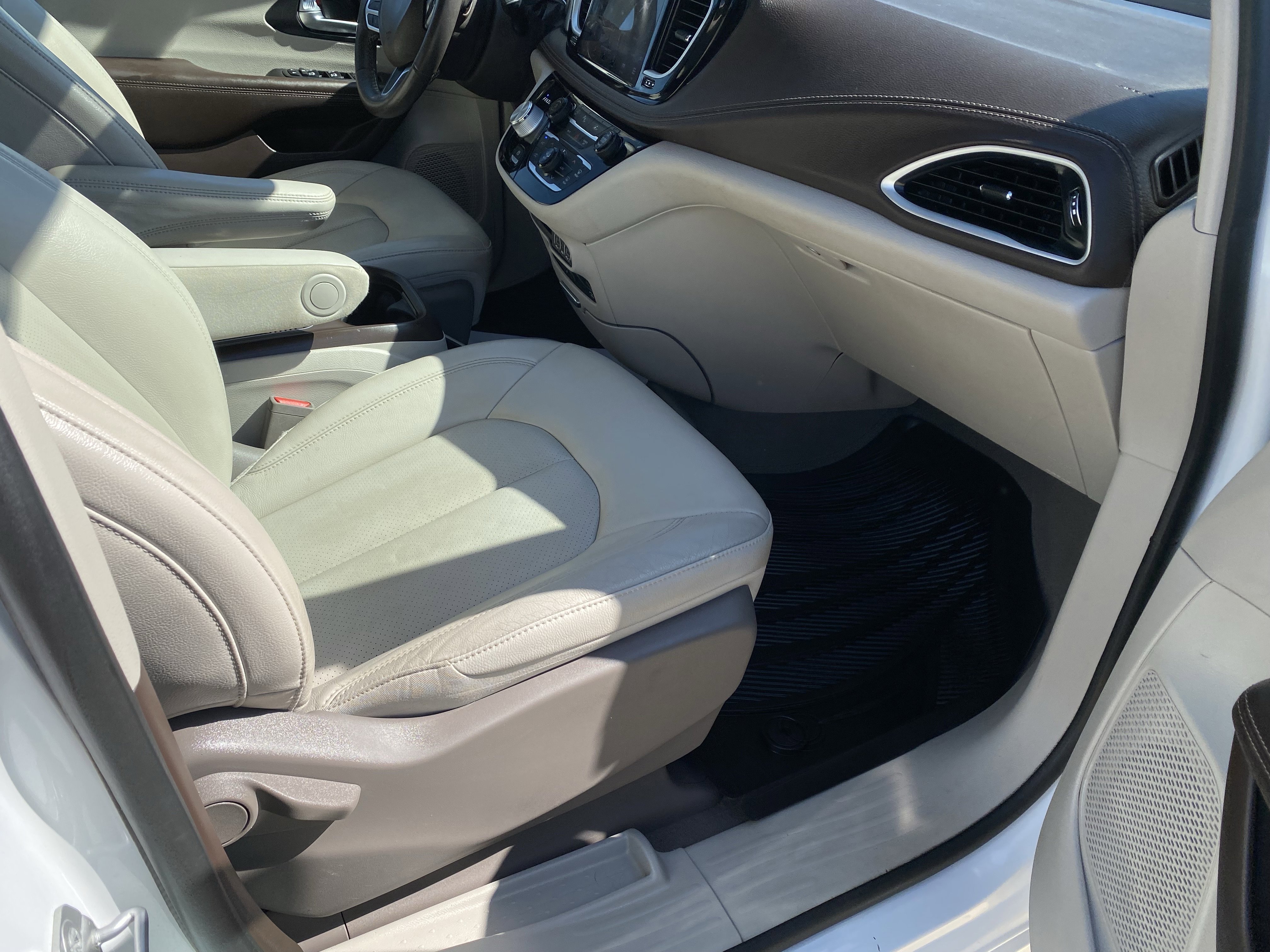 Used 2021 Chrysler Pacifica Touring-L w/ Uconnect Theater Family Group image 5