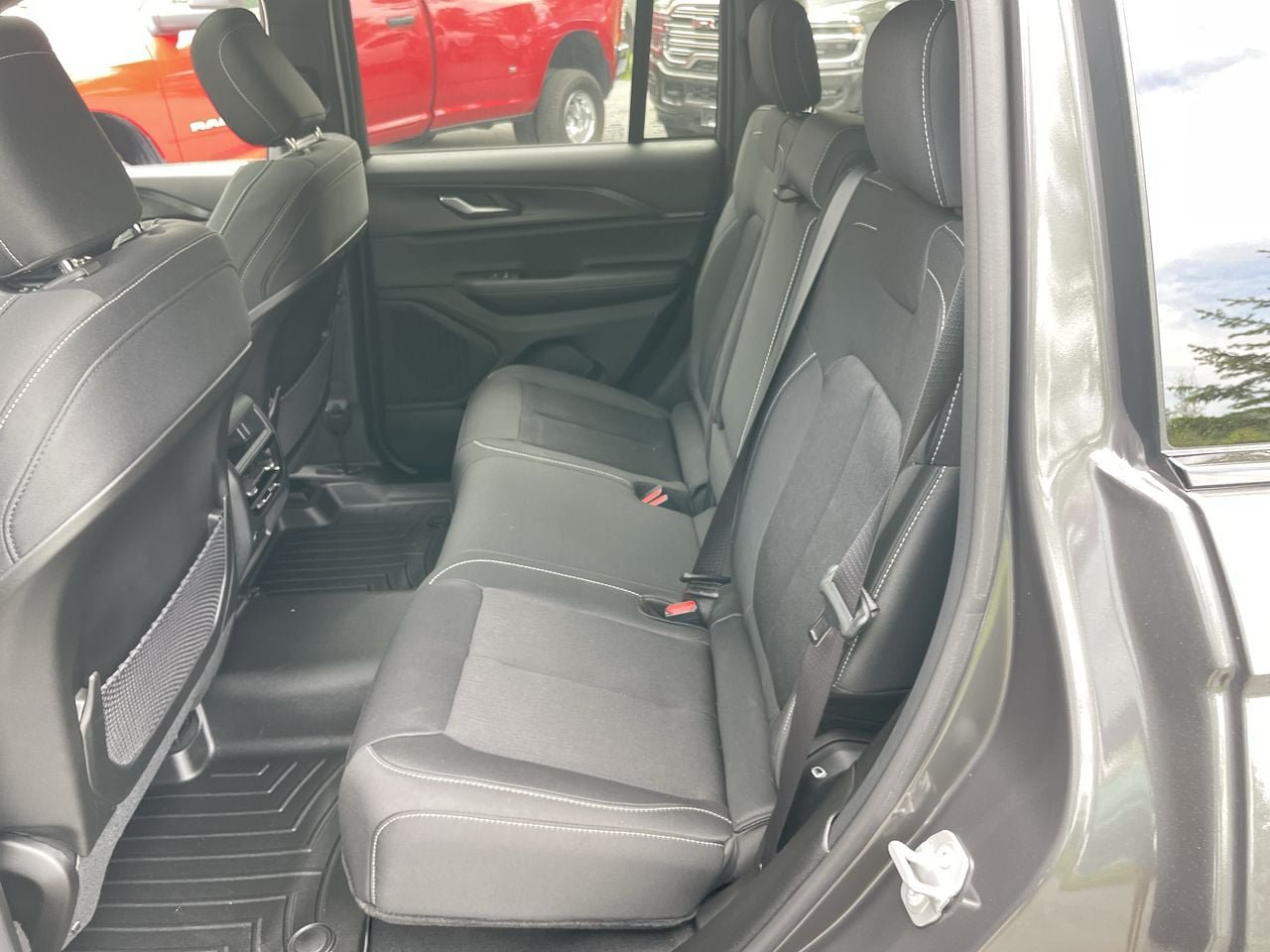 Used 2025 Jeep Grand Cherokee Laredo X AWD/4WD image 38