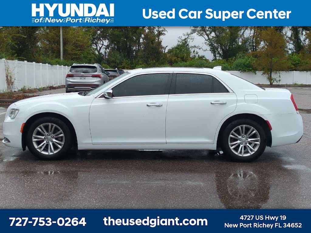 Used 2016 Chrysler 300 C RWD image 2