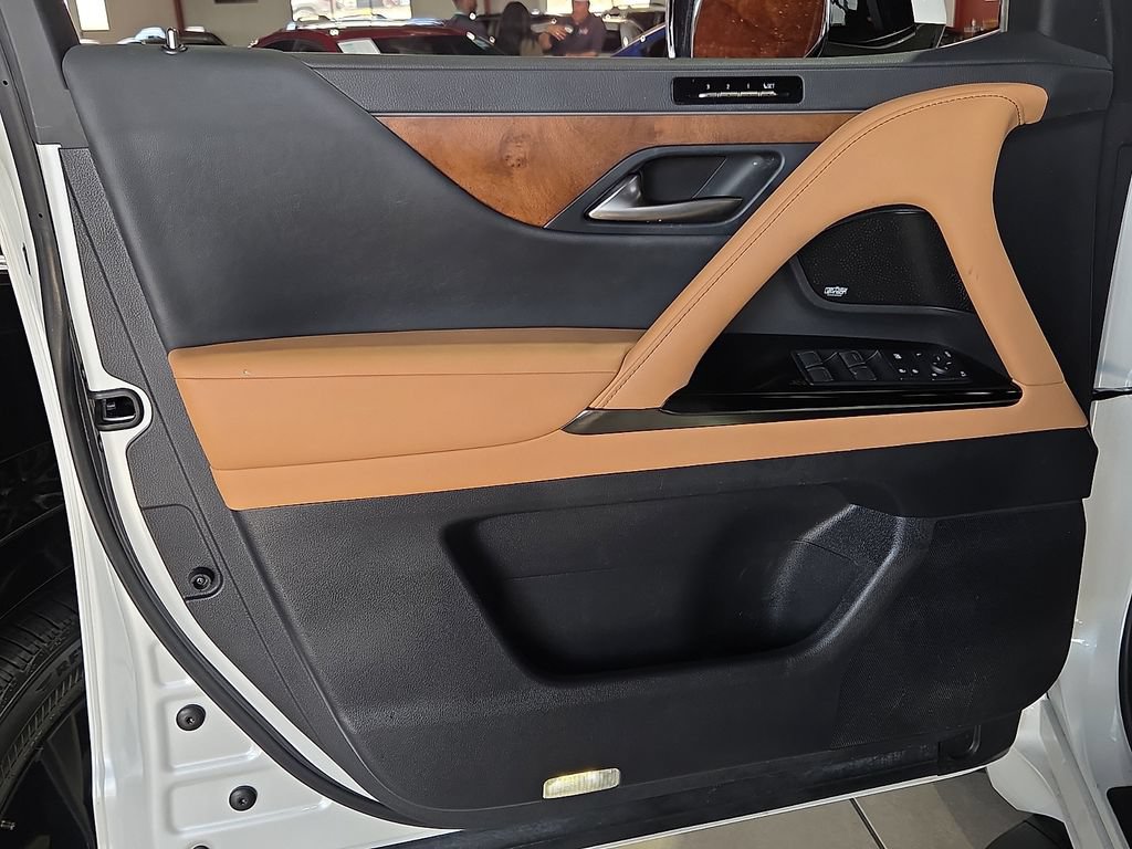 Used 2023 Lexus LX 600 4WD w/ Accessory Package (Z1) image 17