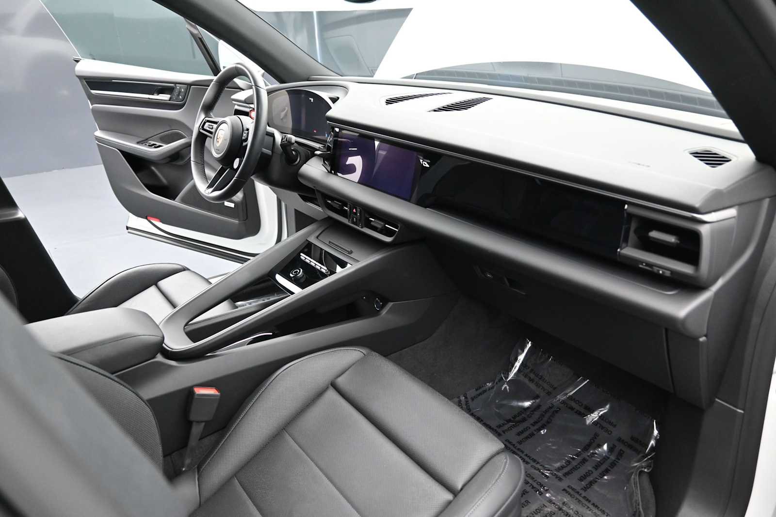 Certified 2025 Porsche Macan Electric RWD image 20