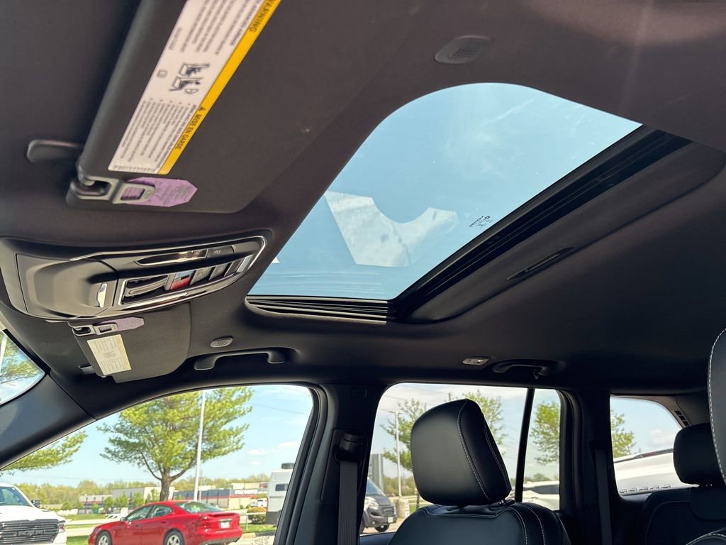 New 2025 Jeep Grand Cherokee Altitude AWD/4WD image 2