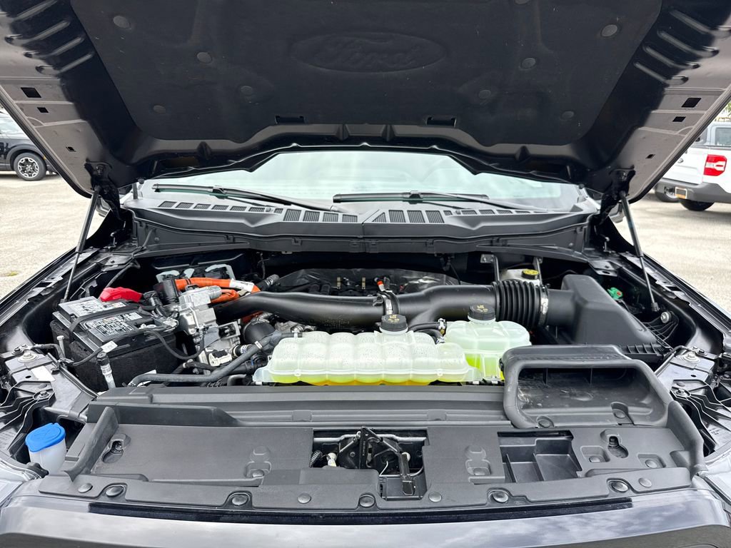 Used 2025 Ford F150 Lariat AWD/4WD image 32