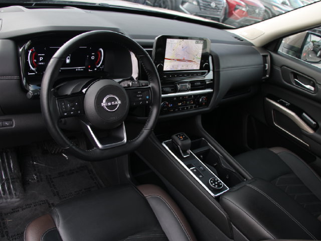 Certified 2025 Nissan Pathfinder Platinum AWD/4WD image 4