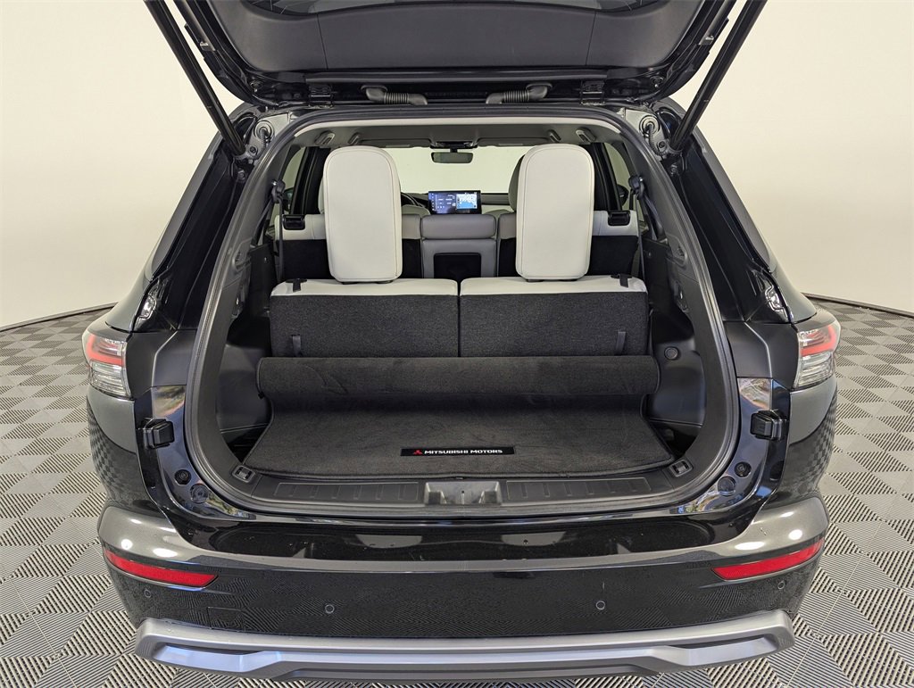 Used 2025 Mitsubishi Outlander SE image 31