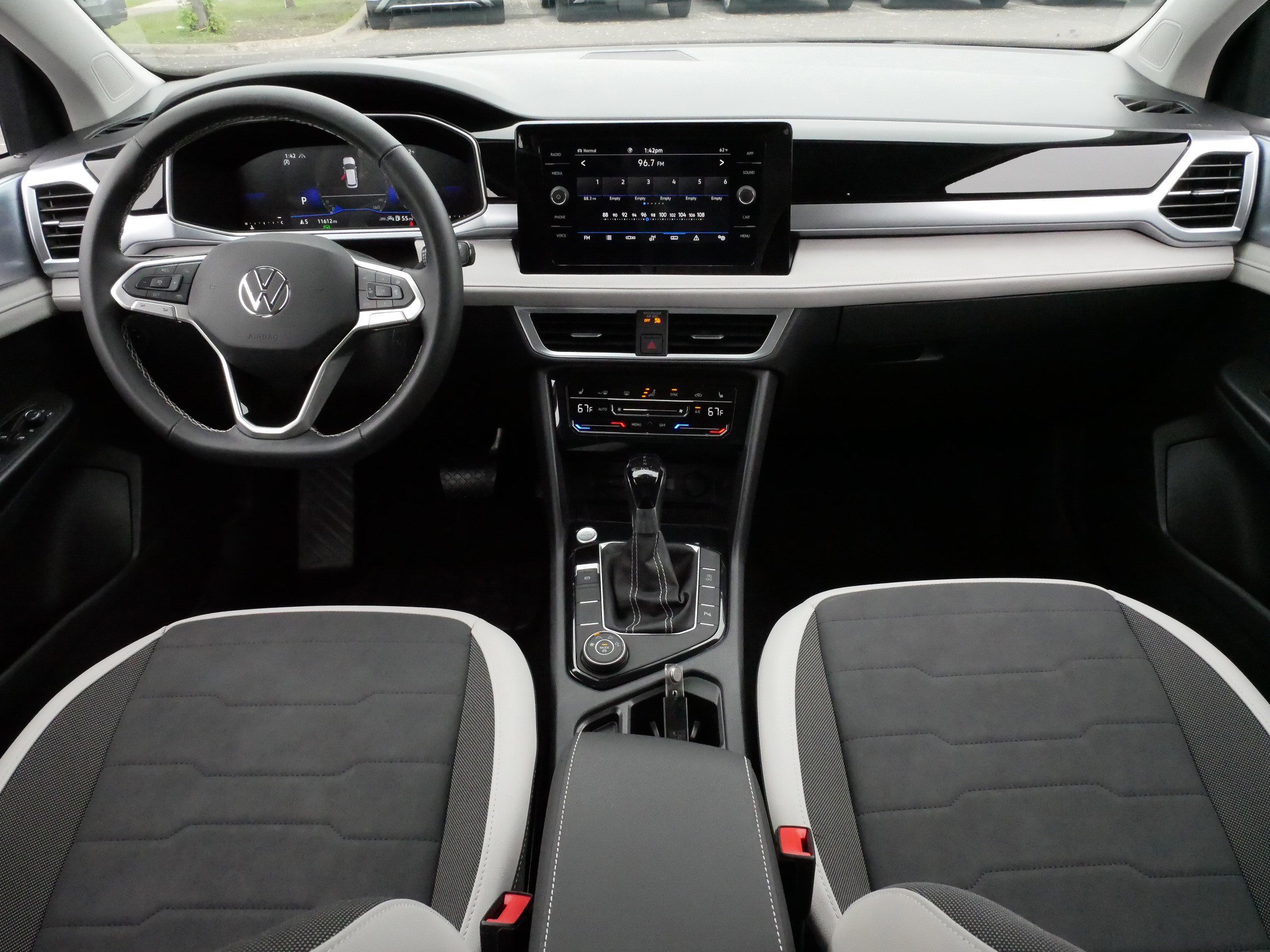 Certified 2025 Volkswagen Taos SE w/ Panoramic Sunroof Package AWD/4WD image 10