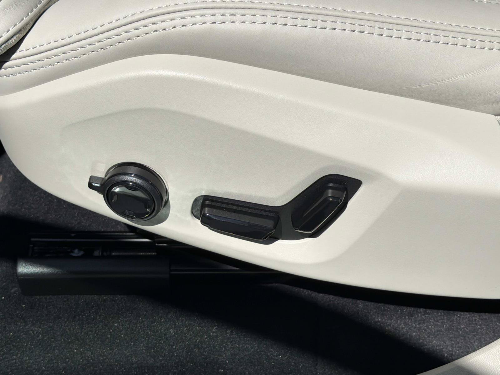 New 2027 Volvo XC60 B5 Ultra AWD/4WD image 14