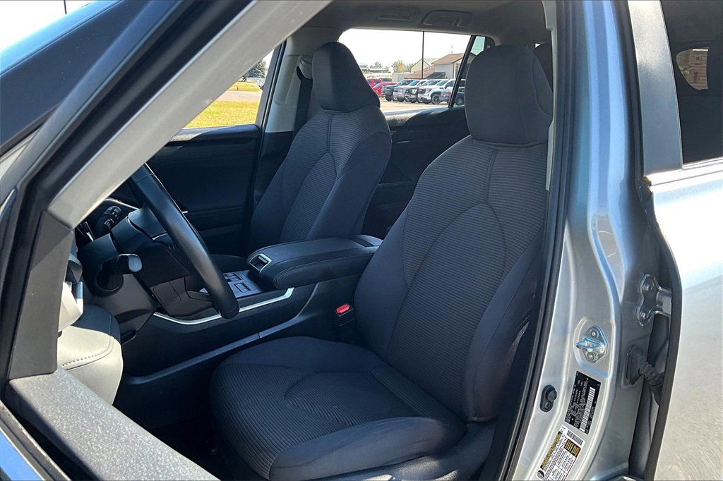 Used 2024 Toyota Highlander LE image 25
