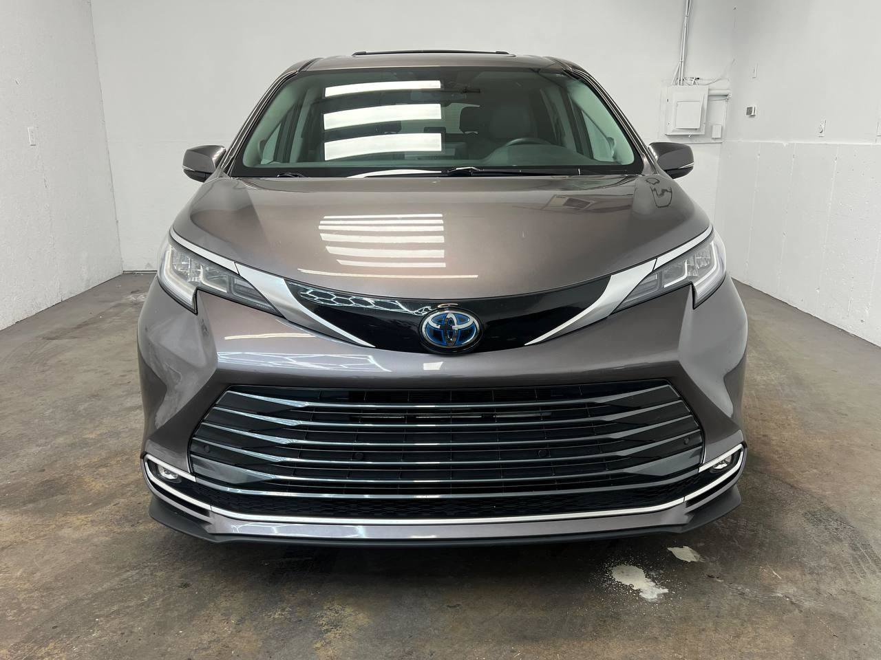 Used 2022 Toyota Sienna Limited AWD/4WD image 2