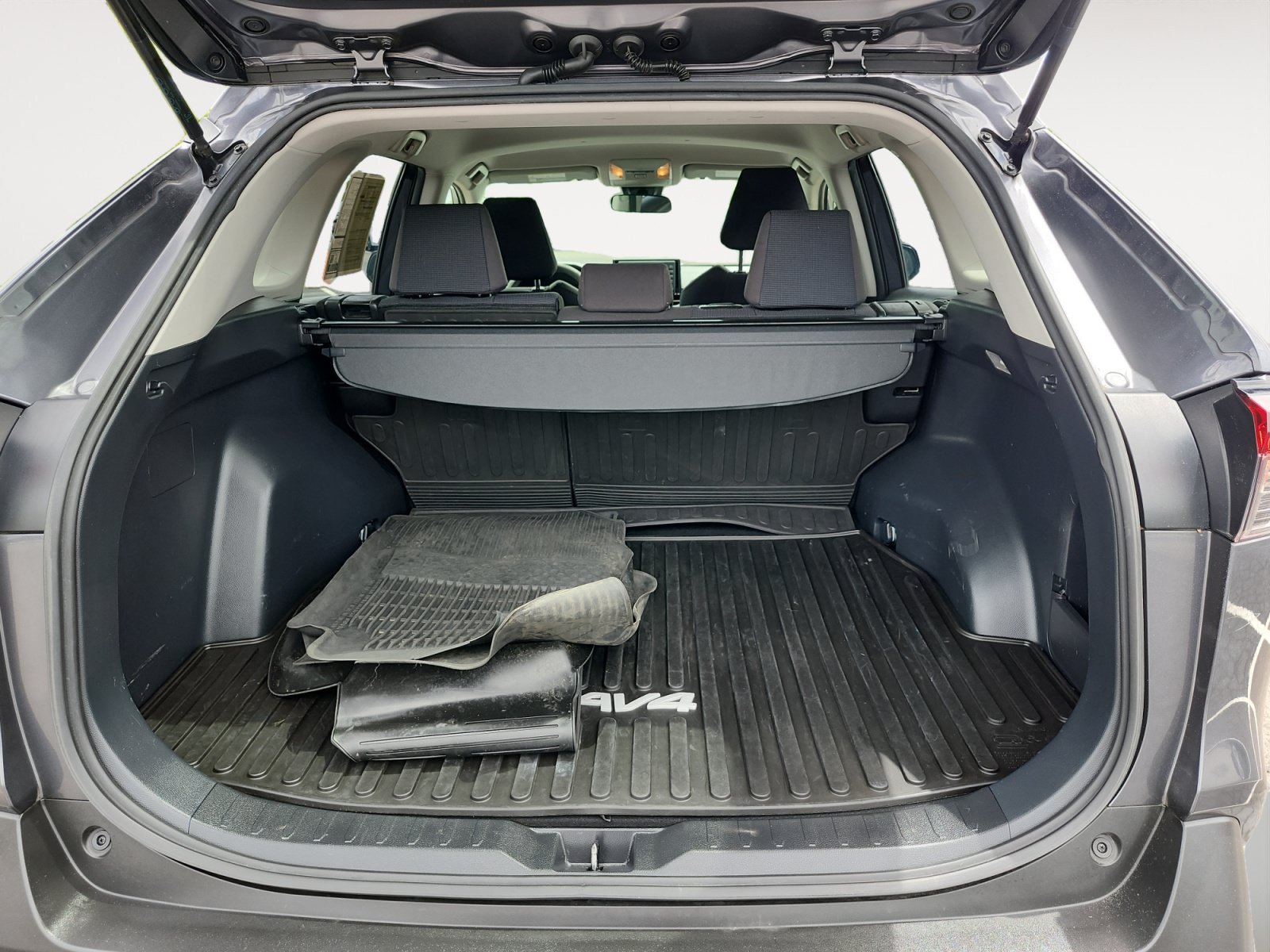 Used 2020 Toyota RAV4 LE w/ All Weather Liner Package AWD/4WD image 16