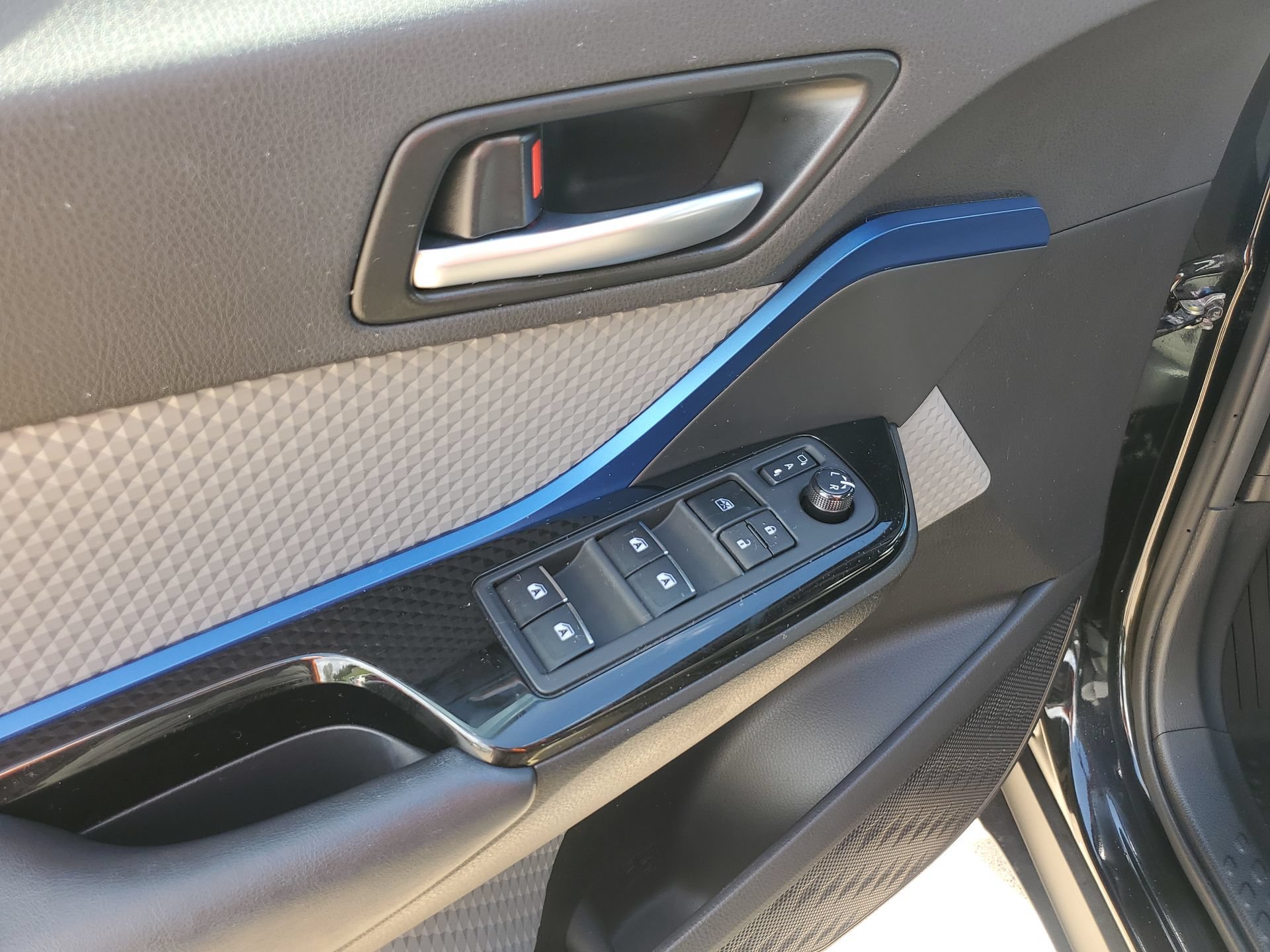 Used 2019 Toyota C-HR XLE FWD image 29