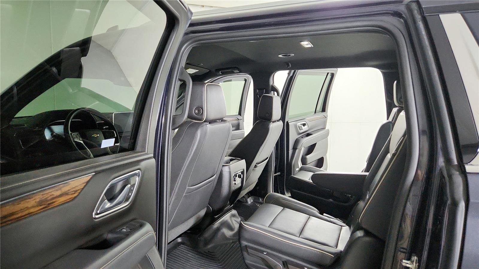 Used 2023 Chevrolet Suburban Premier AWD/4WD image 17