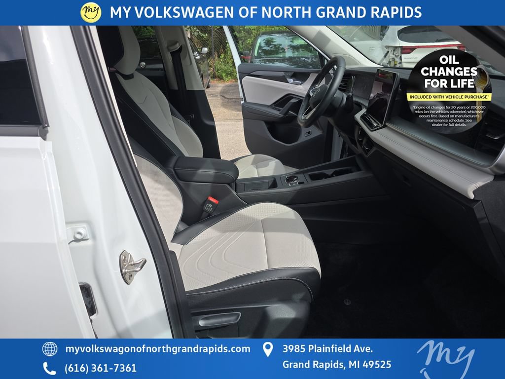 Used 2025 Volkswagen Tiguan SE AWD/4WD image 25