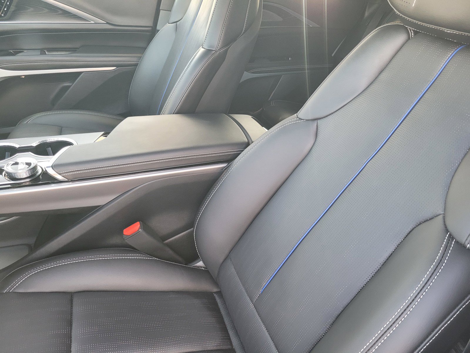 Certified 2025 Cadillac Lyriq Luxury w/ LPO, Floor Liner Package AWD/4WD image 9