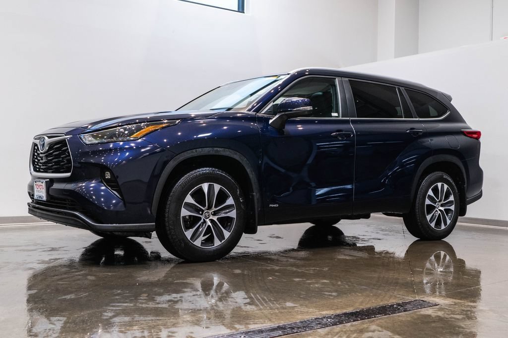 Used 2023 Toyota Highlander XLE AWD/4WD image 3