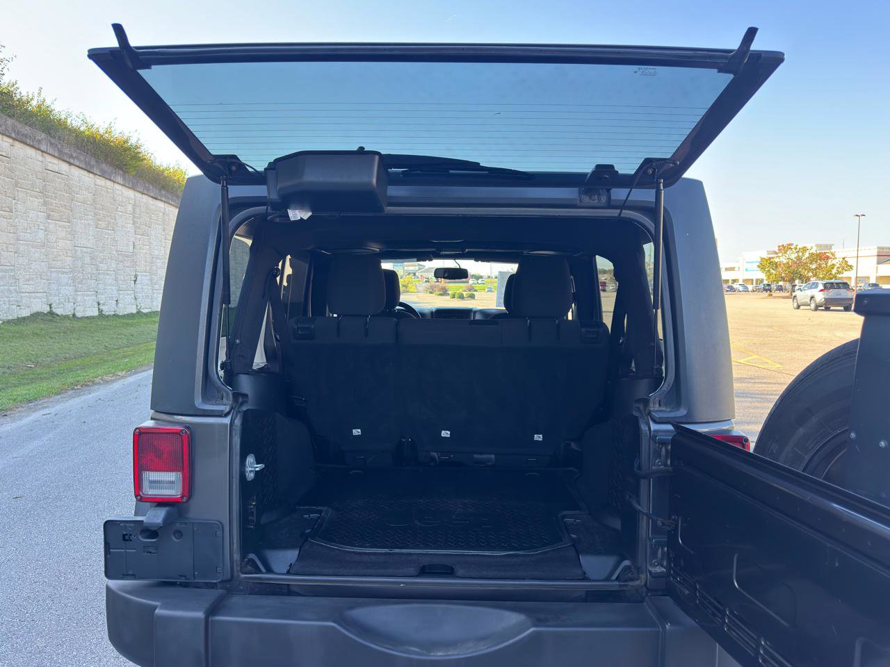 Used 2018 Jeep Wrangler Unlimited Sport S image 35