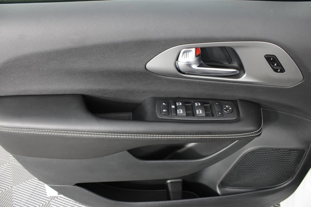 New 2027 Chrysler Pacifica Select FWD image 13
