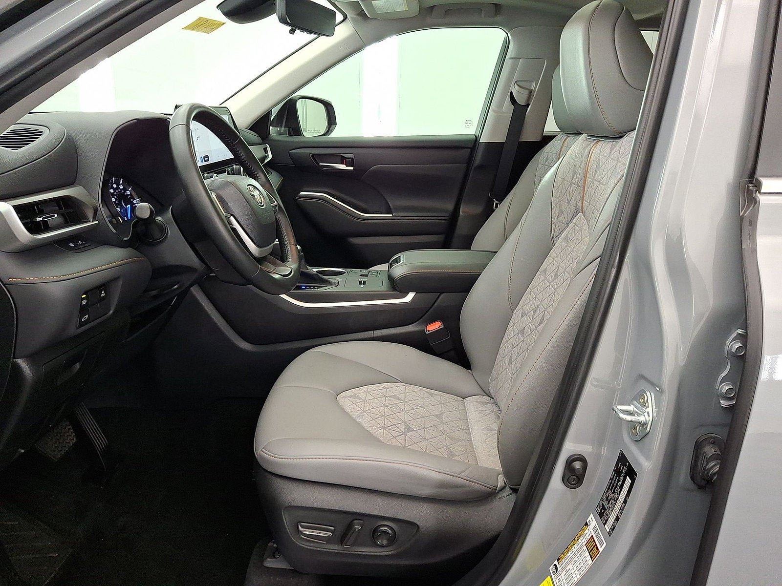 Used 2023 Toyota Highlander Bronze Edition FWD image 3
