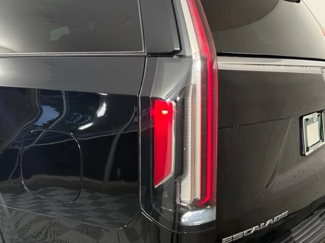 Used 2021 Cadillac Escalade Premium Luxury w/ LPO, Illumination Package AWD/4WD image 17