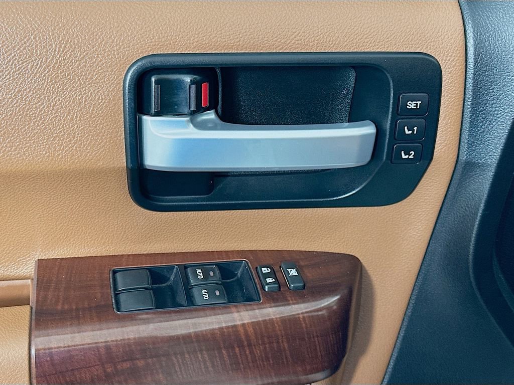 Used 2016 Toyota Sequoia Platinum image 18