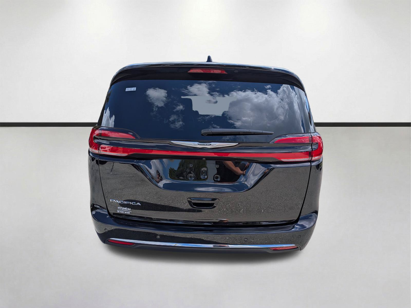 Used 2025 Chrysler Pacifica Select FWD image 5