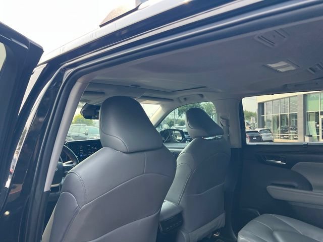 Used 2023 Toyota Highlander XLE AWD/4WD image 11