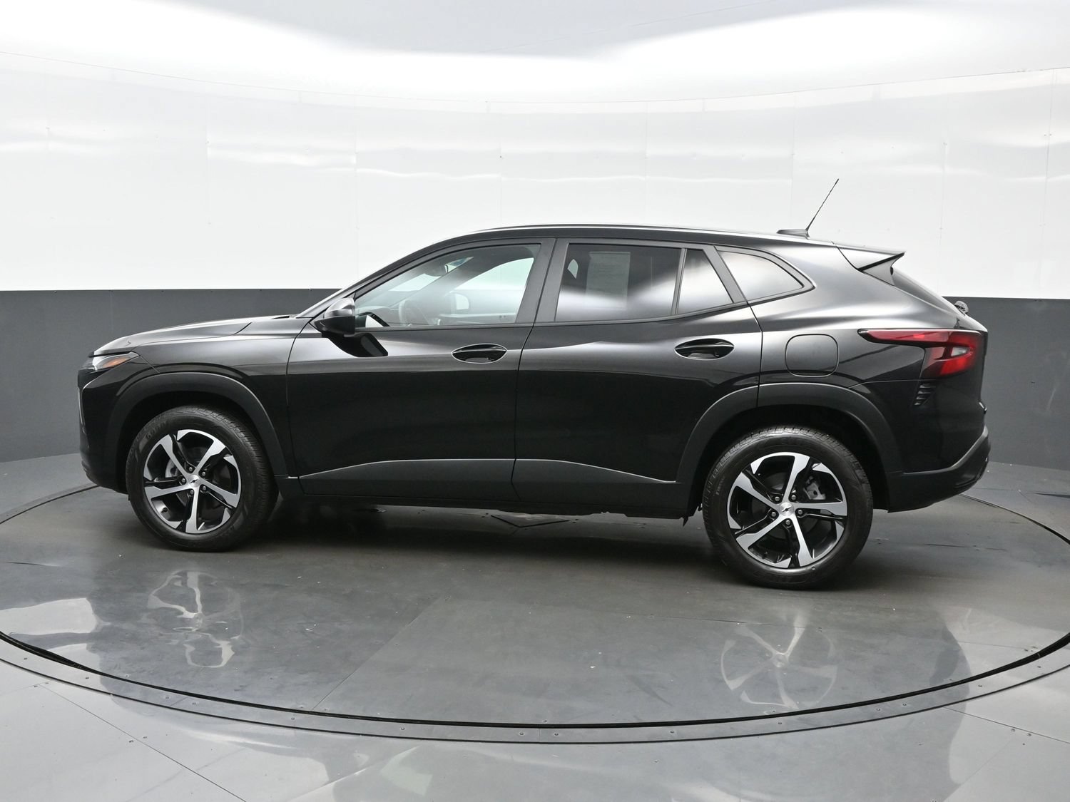 Used 2024 Chevrolet Trax RS w/ Driver Confidence Package FWD image 4