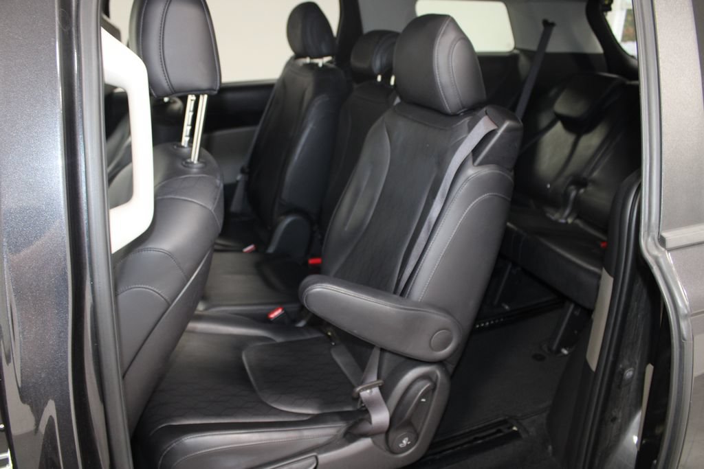 Used 2025 Kia Carnival FWD image 17