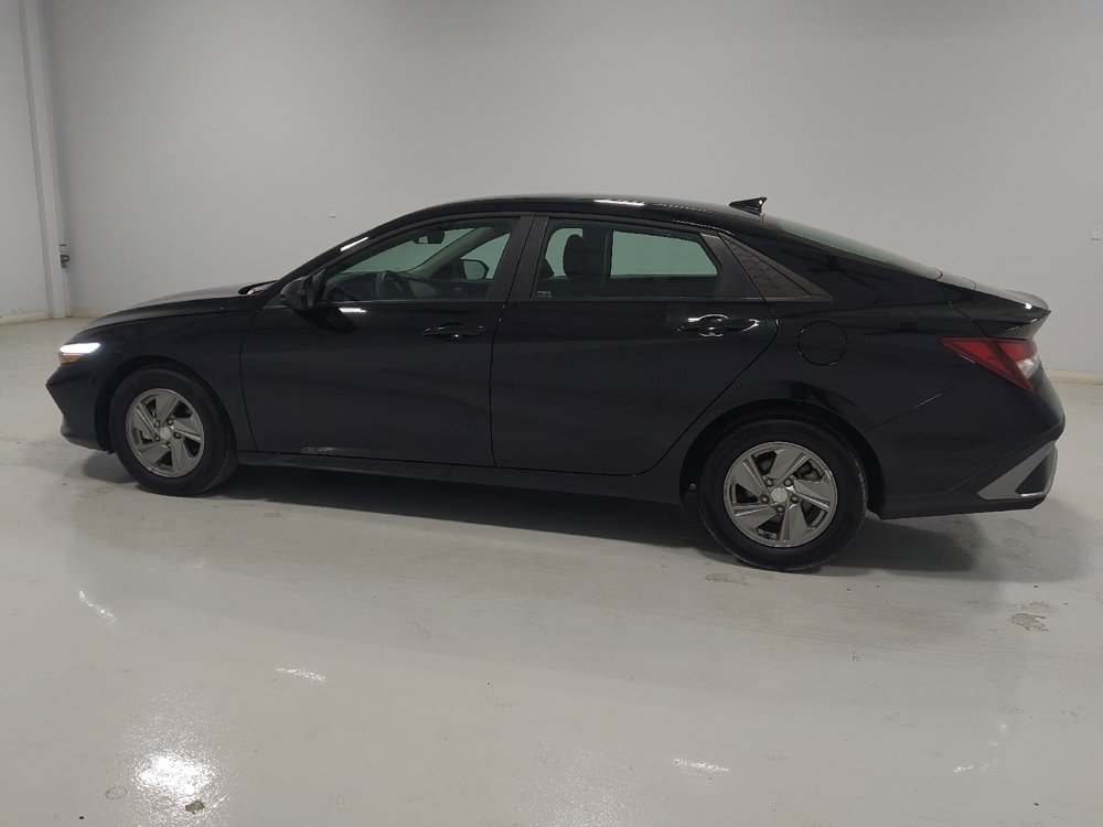 Used 2025 Hyundai Elantra SE FWD image 3